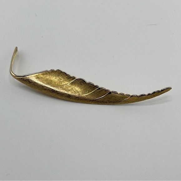 giovanni Jewelry - Vintage Giovanni Gold Tone Leaf Brooch Autumn Fall Leaf Pin Nature 3.5" long
